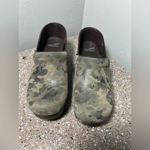 Dankso
Women's Dansko Professional
Suede Camo Soft Clogs size 39 - Picture 3 of 9